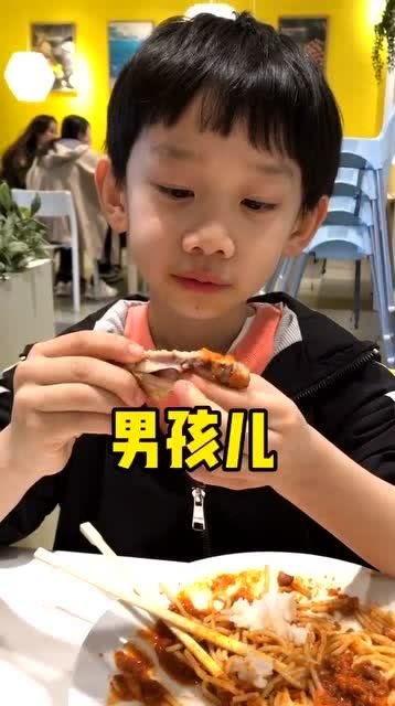 娱乐吃瓜小男孩是谁啊视频