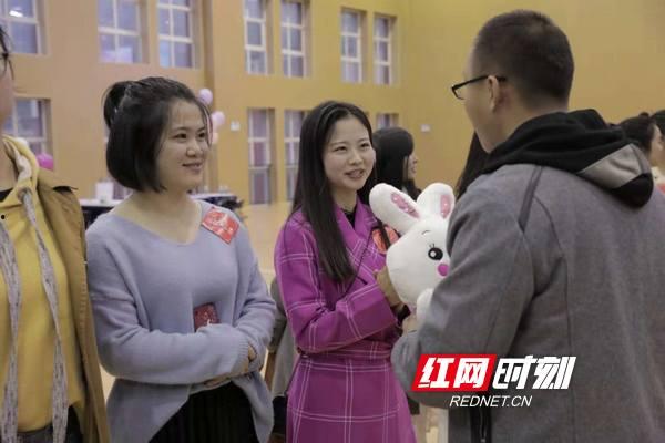 娱乐吃瓜酱牵手八分钟,浪漫邂逅上演甜蜜瞬间