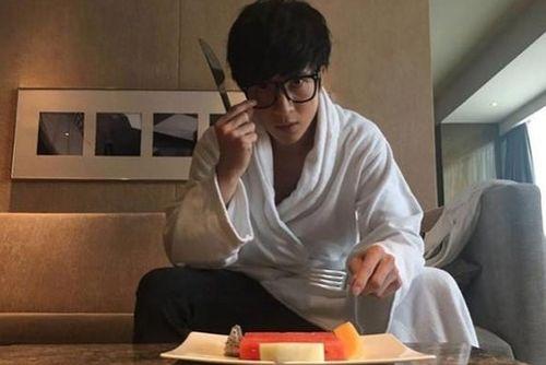 爱豆吃瓜娱乐酱薛之谦,从音乐才子到娱乐焦点，人设变迁与争议